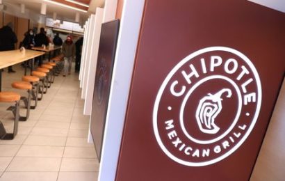 Chipotle shares breach $3,000 on first ever stock-split plan