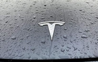 Two senators want US to order Tesla to restrict Autopilot use